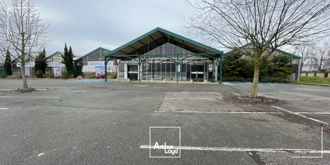 LOCAL COMMERCIAL - A VENDRE - 3&nbsp;500 M2 - CHAMBLY