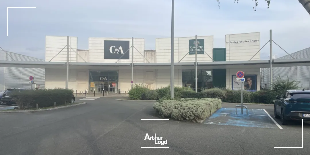 Local commercial d'environ 1&nbsp;350 m2 à LOUER - CHAMBLY