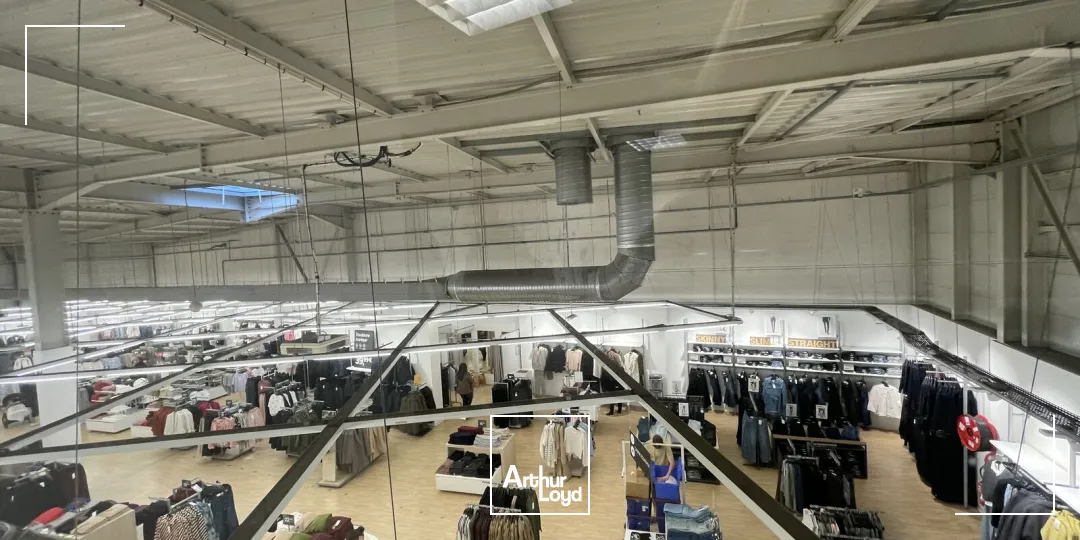 Local commercial d'environ 1&nbsp;350 m2 à LOUER - CHAMBLY