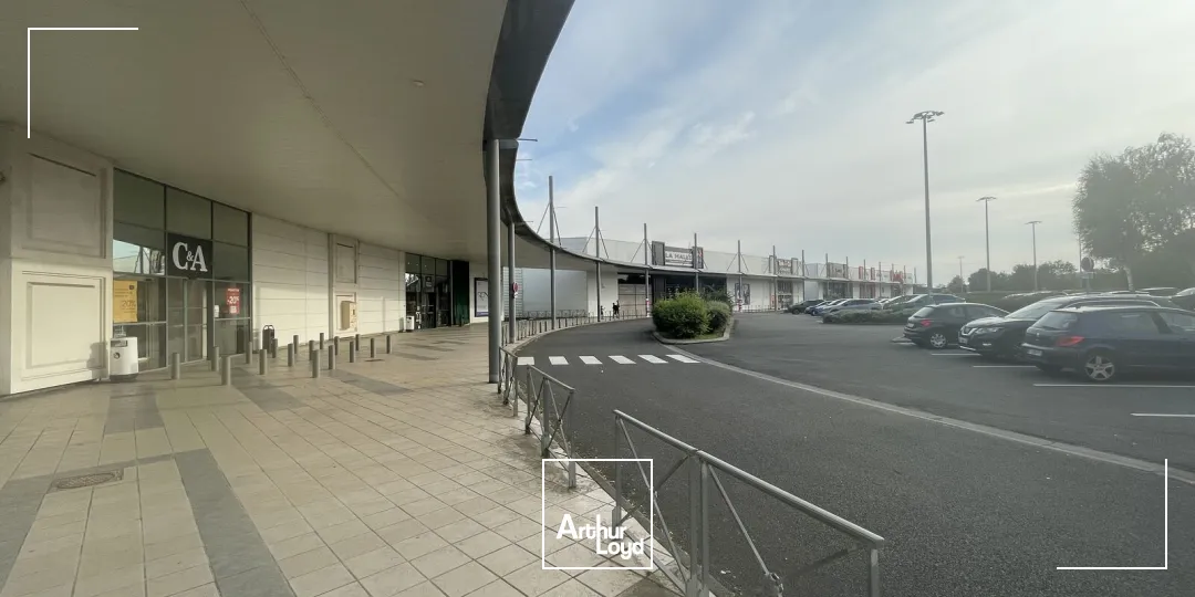 Local commercial d'environ 1&nbsp;350 m2 à LOUER - CHAMBLY