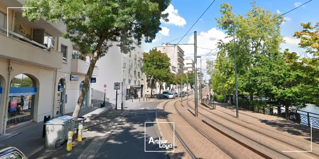 A vendre 83 m2 plus deux parkings plus 40 m2 de réserve attenante aux parkings 