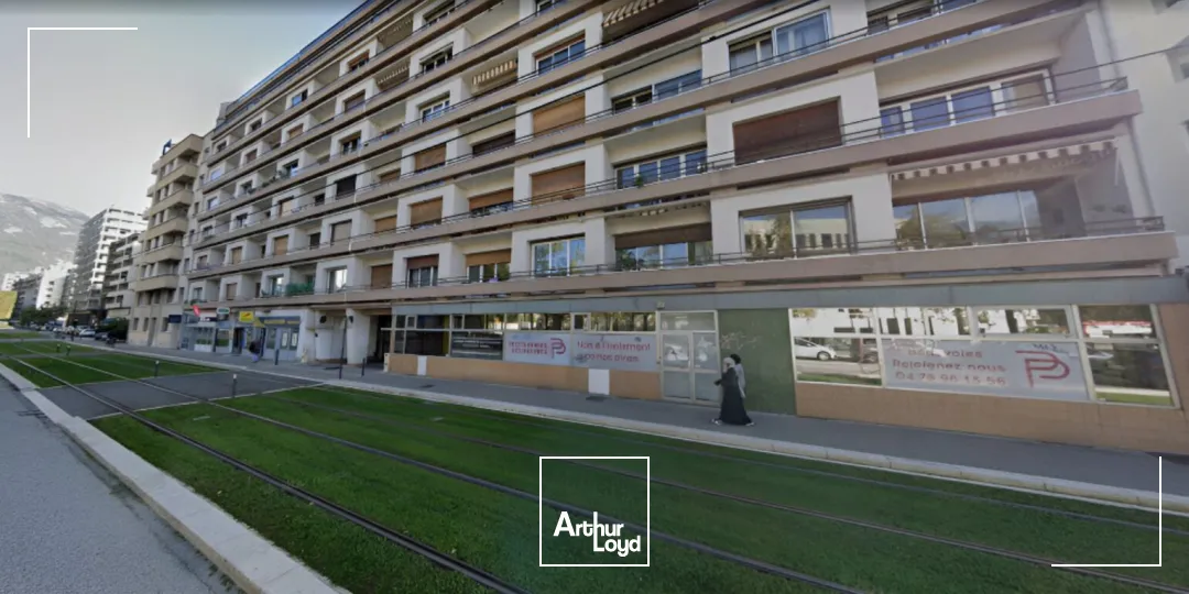 local commercial avec linéaire de vitrine conséquent de 193m²