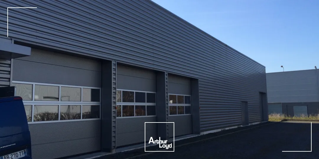 Bâtiment récent avec parking à louer à vendre - Douai