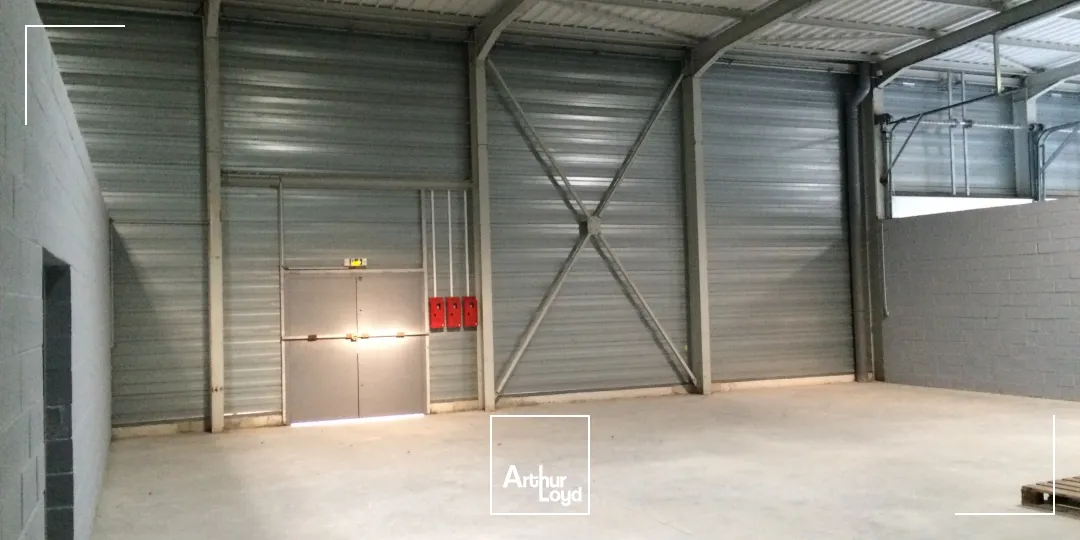 Bâtiment récent avec parking à louer à vendre - Douai