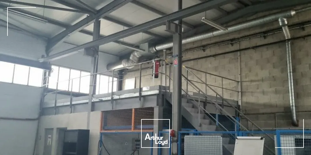 SAINT-PAUL-TROIS-CHÂTEAUX - A VENDRE BÂTIMENT INDÉPENDANT DE BUREAUX SUR DEUX NIVEAUX AVEC ATELIER