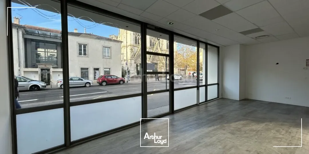 LOCAL COMMERCIAL à LOUER de 146 m²