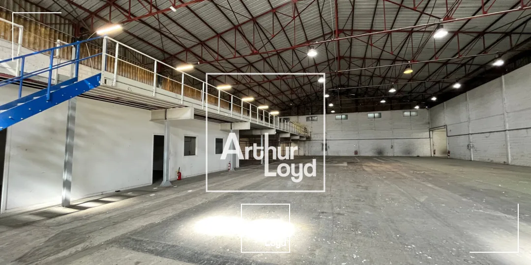 NIMES OUEST - Bâtiment indépendant avec cour de 2.000m2 à louer