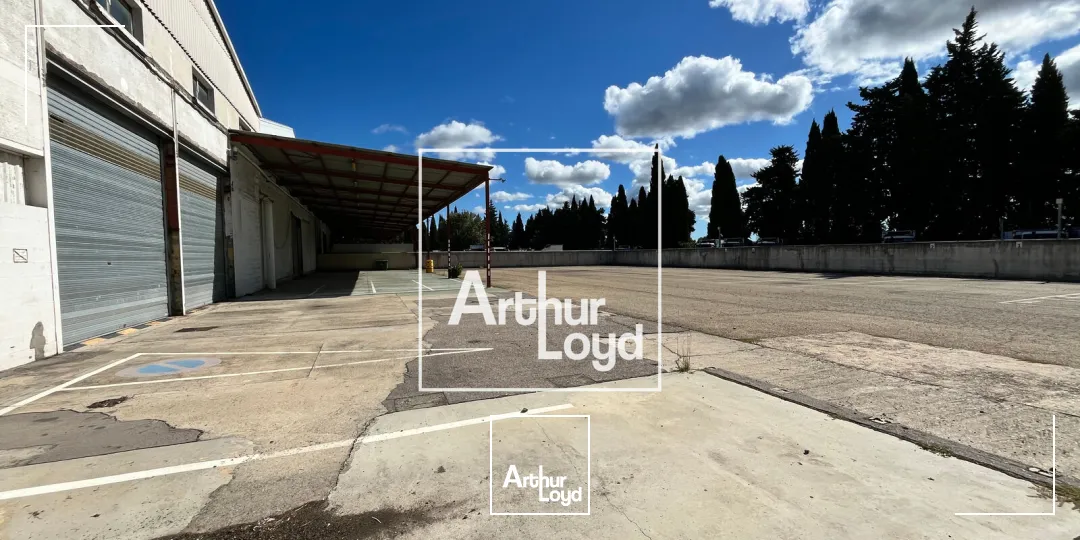 NIMES OUEST - Bâtiment indépendant avec cour de 2.000m2 à louer