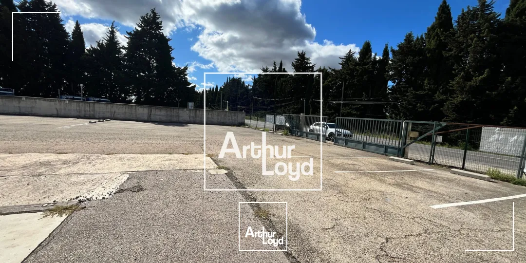 NIMES OUEST - Bâtiment indépendant avec cour de 2.000m2 à louer