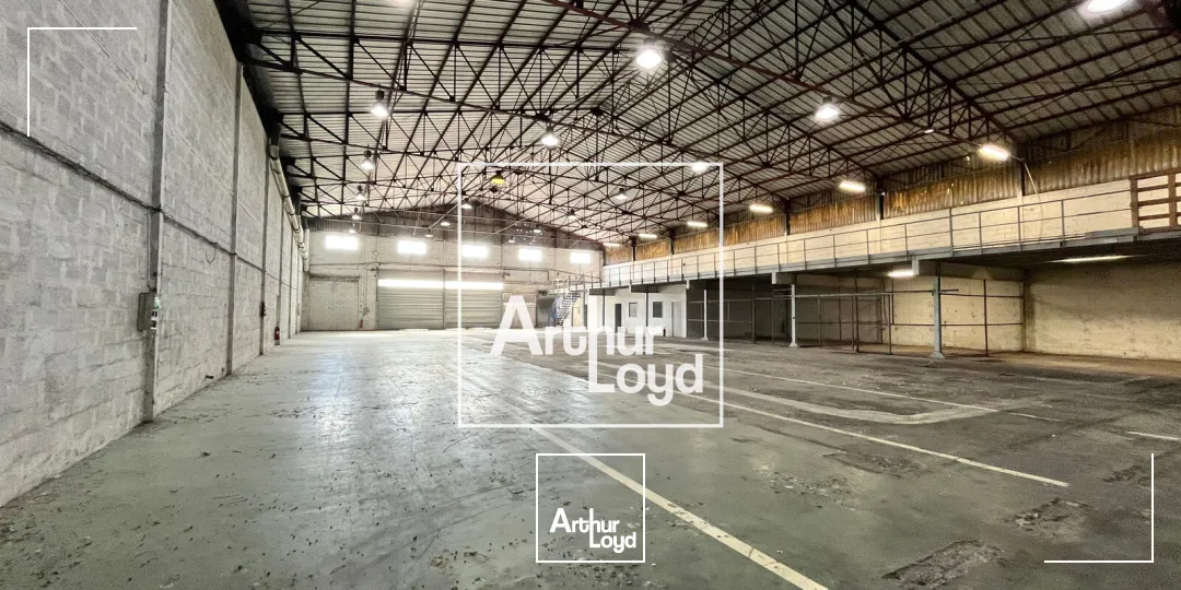 NIMES OUEST - Bâtiment indépendant avec cour de 2.000m2 à louer