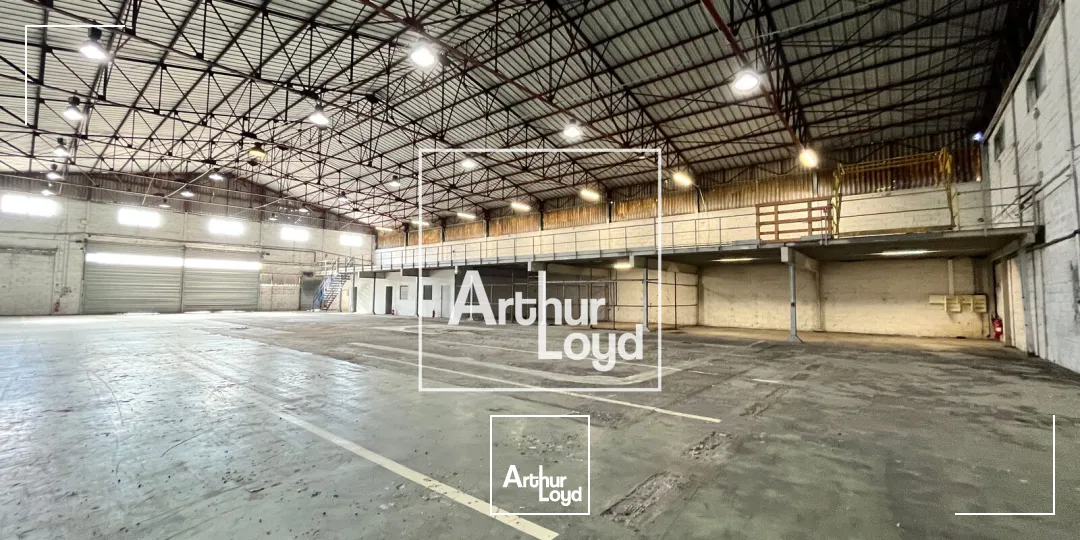 NIMES OUEST - Bâtiment indépendant avec cour de 2.000m2 à louer