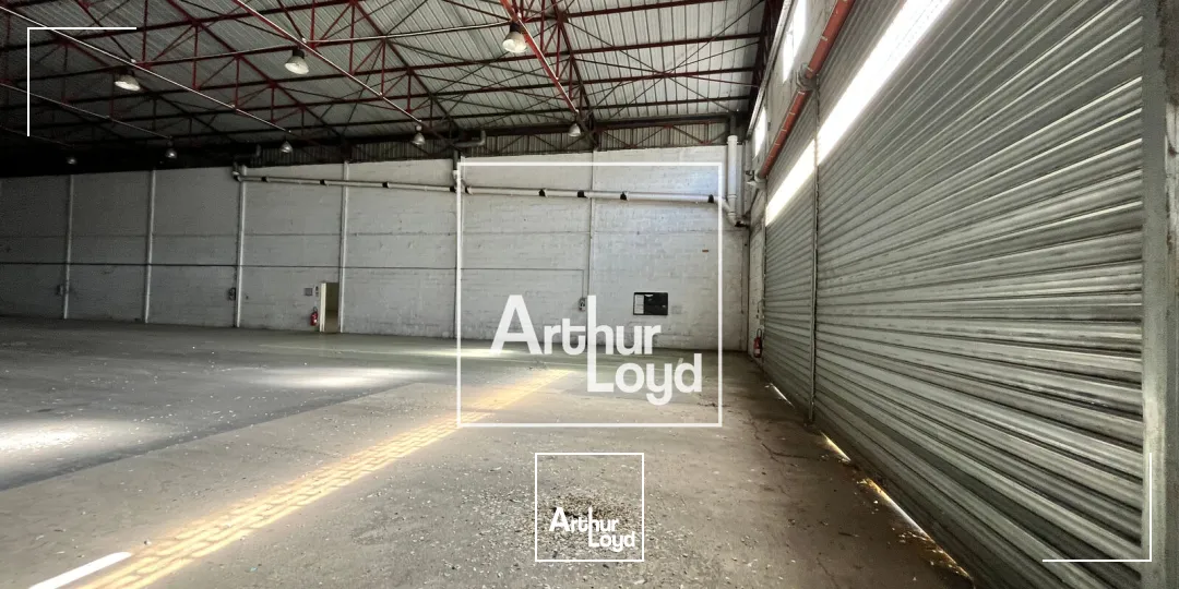 NIMES OUEST - Bâtiment indépendant avec cour de 2.000m2 à louer