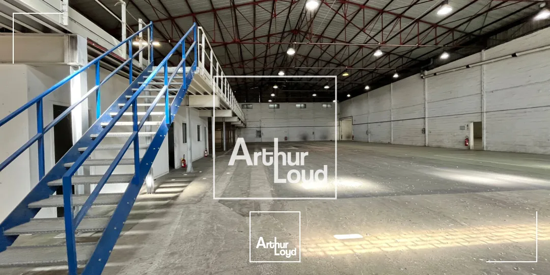 NIMES OUEST - Bâtiment indépendant avec cour de 2.000m2 à louer