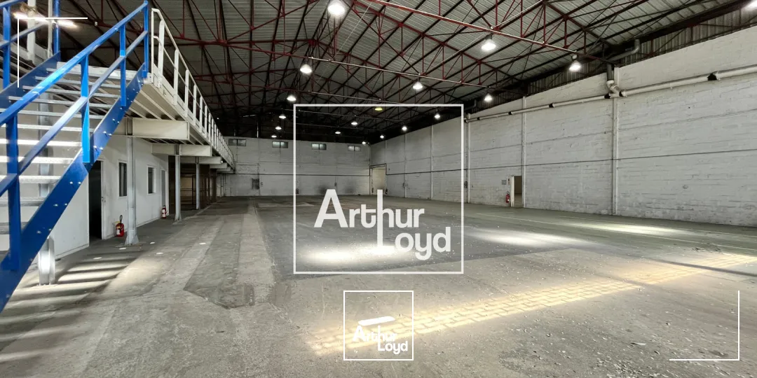 NIMES OUEST - Bâtiment indépendant avec cour de 2.000m2 à louer