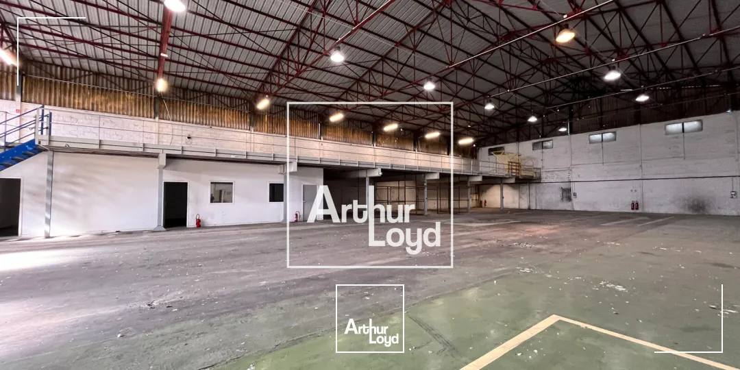 NIMES OUEST - Bâtiment indépendant avec cour de 2.000m2 à louer