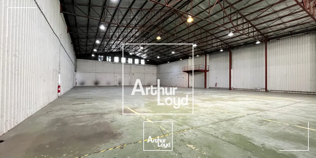 NIMES OUEST - Bâtiment indépendant avec cour de 2.000m2 à louer