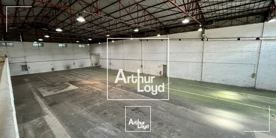 NIMES OUEST - Bâtiment indépendant avec cour de 2.000m2 à louer