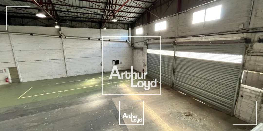 NIMES OUEST - Bâtiment indépendant avec cour de 2.000m2 à louer