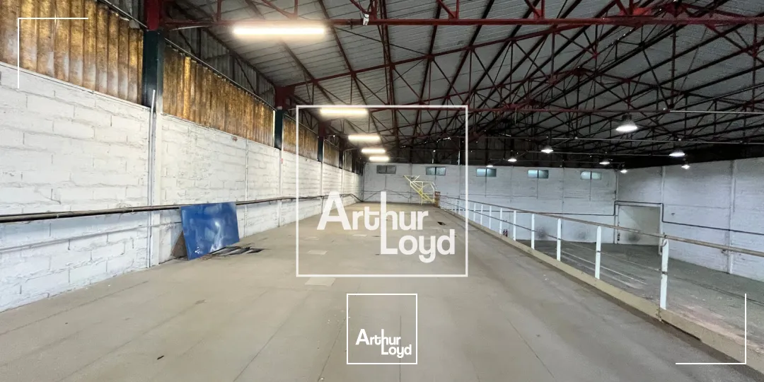 NIMES OUEST - Bâtiment indépendant avec cour de 2.000m2 à louer