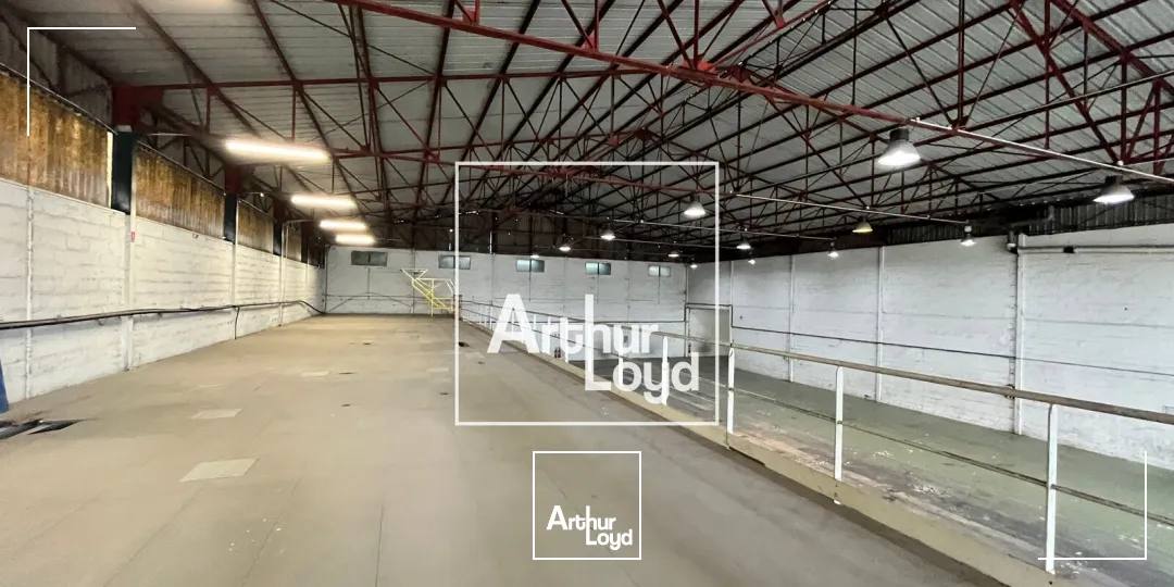 NIMES OUEST - Bâtiment indépendant avec cour de 2.000m2 à louer