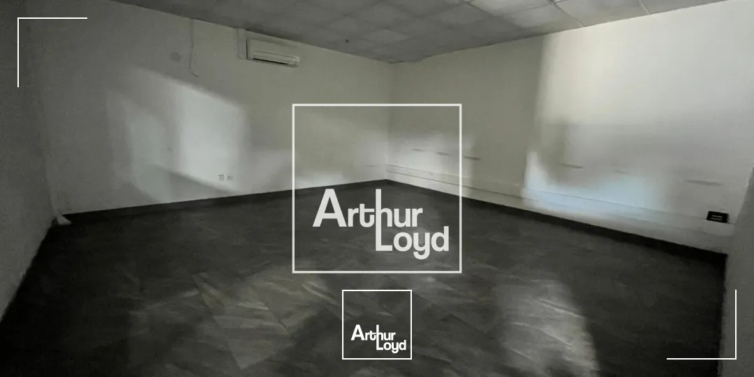 NIMES OUEST - Bâtiment indépendant avec cour de 2.000m2 à louer