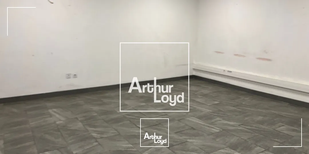 NIMES OUEST - Bâtiment indépendant avec cour de 2.000m2 à louer