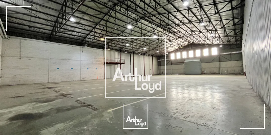 NIMES OUEST - Bâtiment indépendant avec cour de 2.000m2 à louer