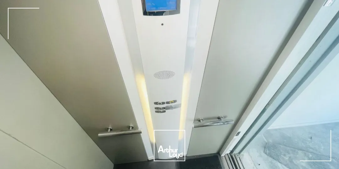 À vendre ou à louer : Bureaux avec parkings dans un environnement verdoyant - Accessibilité idéale proche grands axes