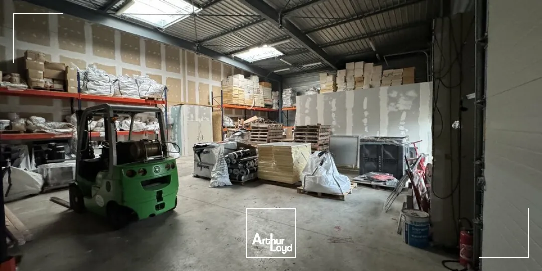 TOURS EST MONTLOUIS-SUR-LOIRE - A LOUER LOCCAL 268 M2 - PARKINGS EN FACADE - CONNEUIL