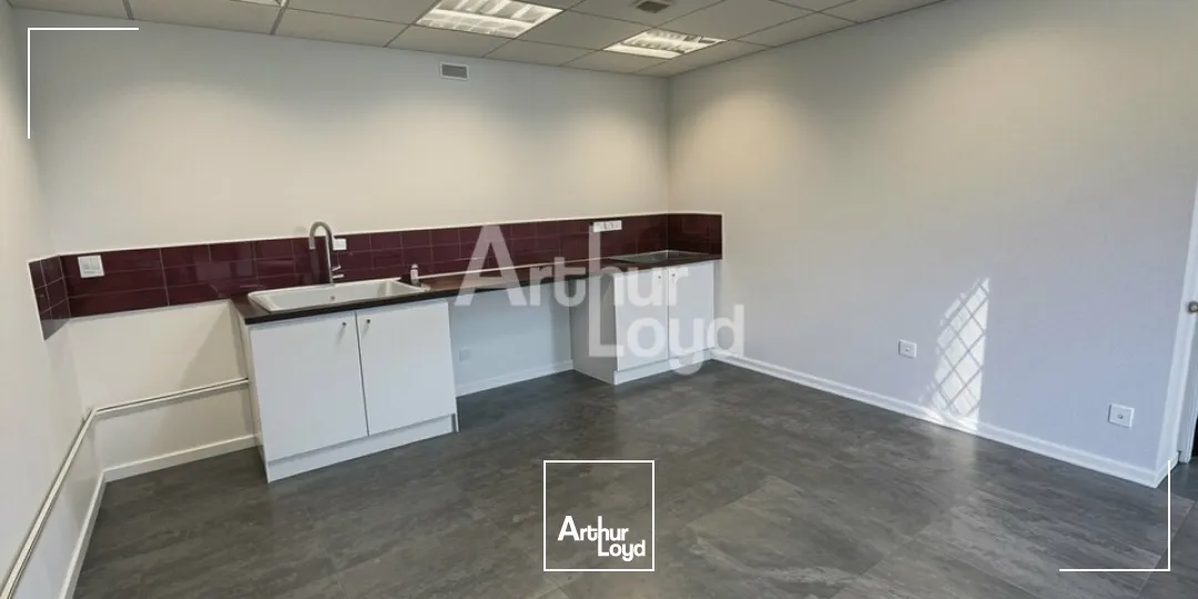 A LOUER - LOCAL D'ACTIVITE DE 885m2 AVEC TERRAIN