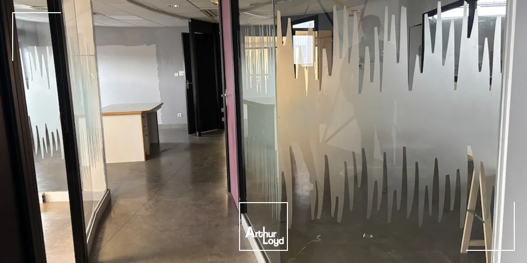 Local d'activités de 1 860 m² indépendant sur son terrain, situé à Yssingeaux (43)