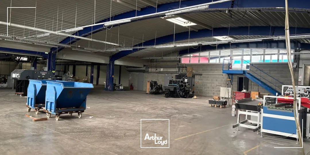 Local d'activités de 1 860 m² indépendant sur son terrain, situé à Yssingeaux (43)