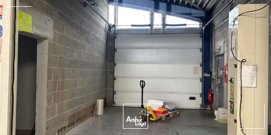 Local d'activités de 1 860 m² indépendant sur son terrain, situé à Yssingeaux (43)