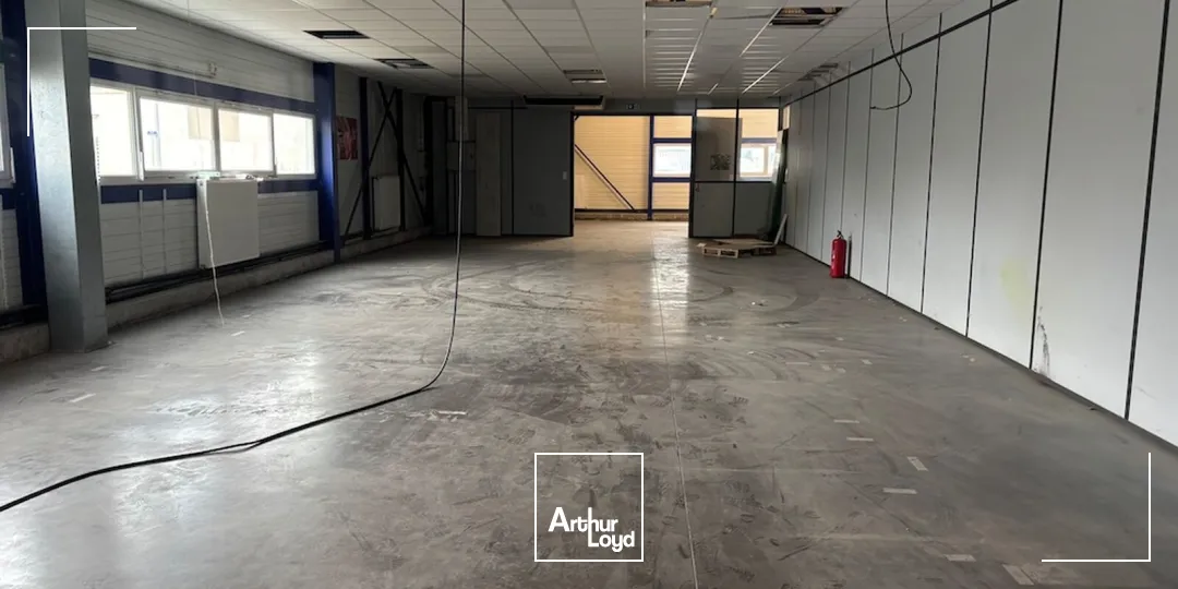 Local d'activités de 1 860 m² indépendant sur son terrain, situé à Yssingeaux (43)