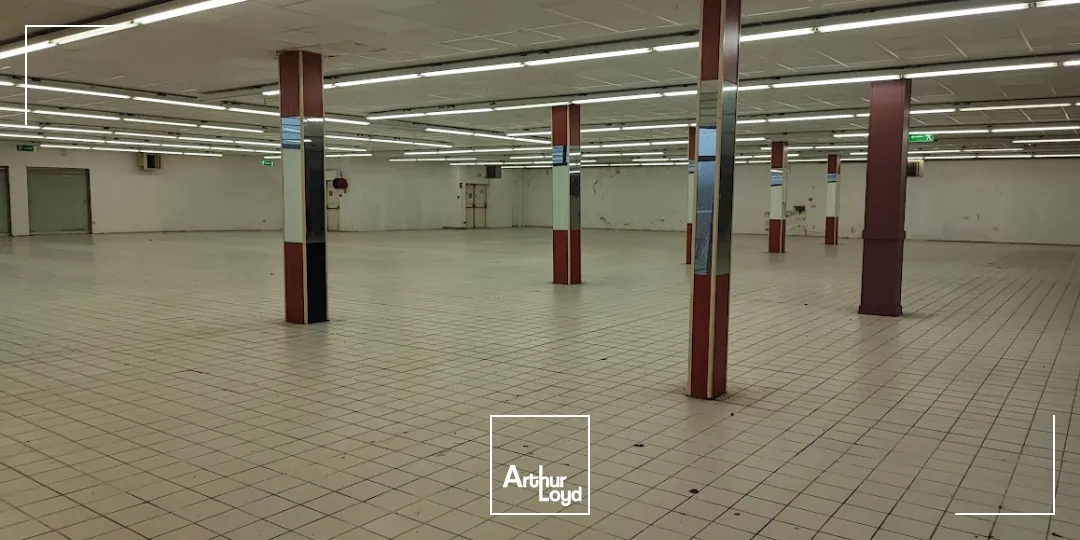 A LOUER - CHALUS - Local commercial 1 650 m²