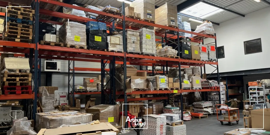 A vendre - Local d'activités - Situé dans un parc récent - Meyzieu