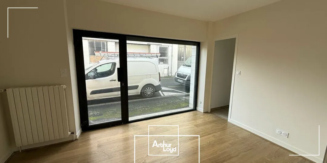 Local professionnel rénové de 25 m² avec vitrine et parking privatif  Proximité centre-ville Brive