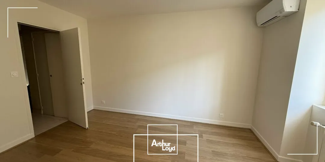 Local professionnel rénové de 25 m² avec vitrine et parking privatif  Proximité centre-ville Brive