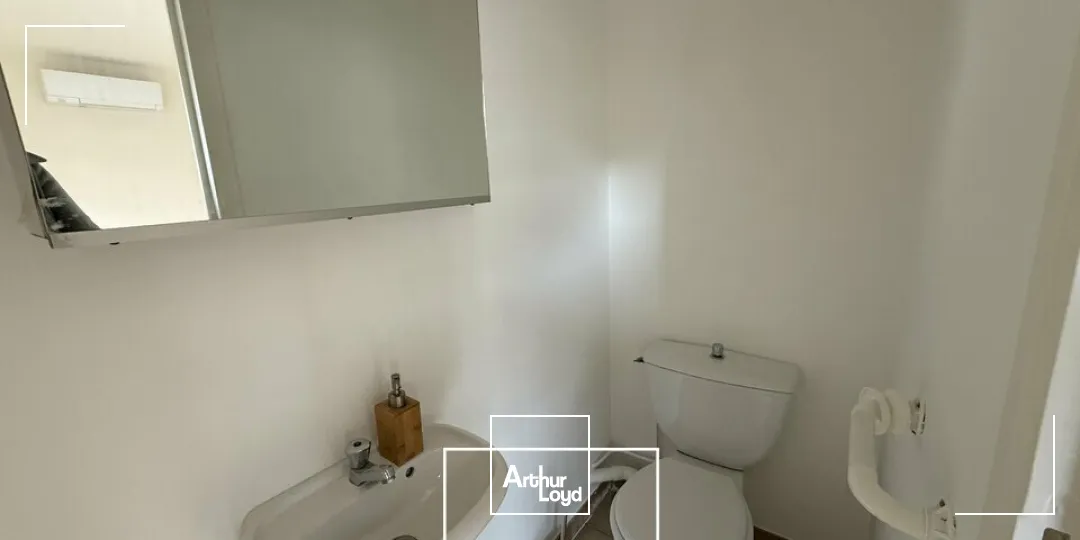 Local professionnel rénové de 25 m² avec vitrine et parking privatif  Proximité centre-ville Brive