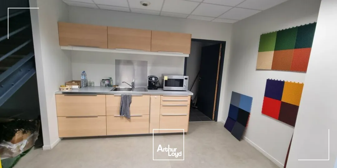 À VENDRE  Local d'activité de 500m² moderne et rare à Lusignan (86)