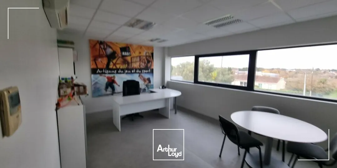 À VENDRE  Local d'activité de 500m² moderne et rare à Lusignan (86)