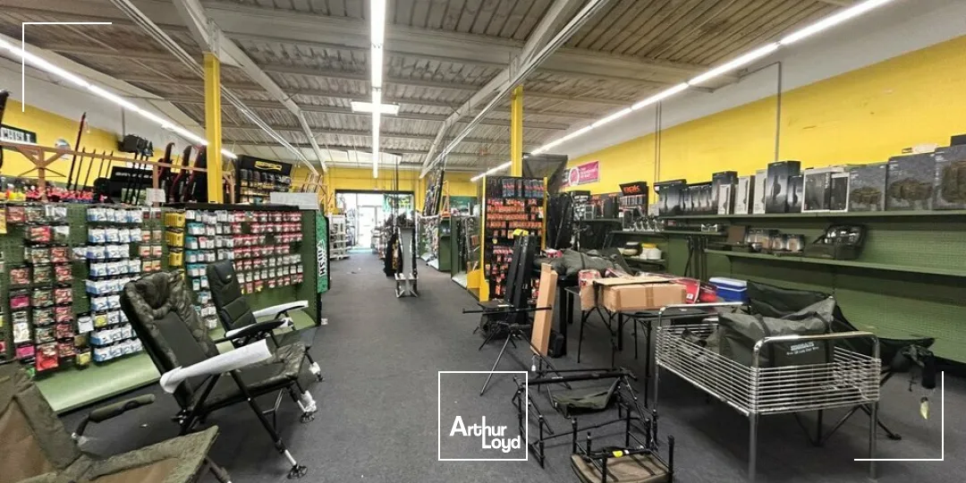 SAINT GERVAIS LA FORÊT - LOCATION LOCAL COMMERCIAL DE 444 M² - ZONE COMMERCIALE