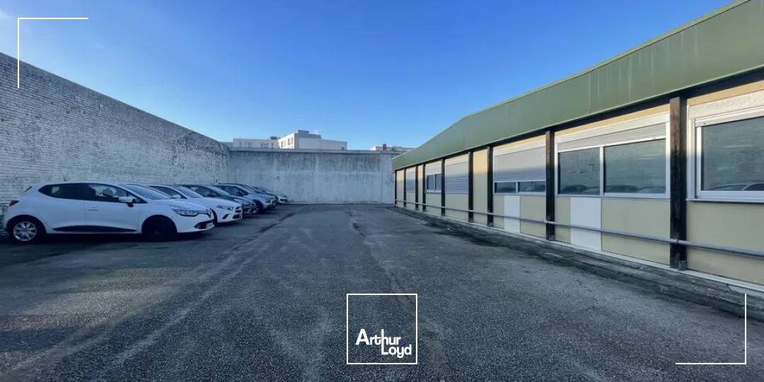 A LOUER - LE HAVRE - QUARTIER SUD - IMMEUBLE DE BUREAUX - 20 STATIONNEMENT PRIVATIFS 