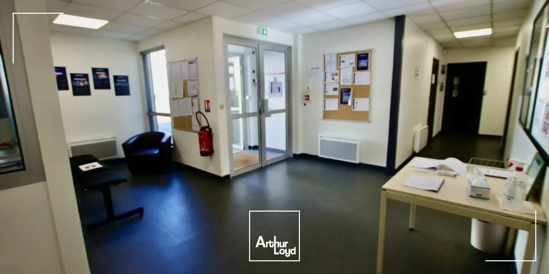 A LOUER - LE HAVRE - QUARTIER SUD - IMMEUBLE DE BUREAUX - 20 STATIONNEMENT PRIVATIFS 