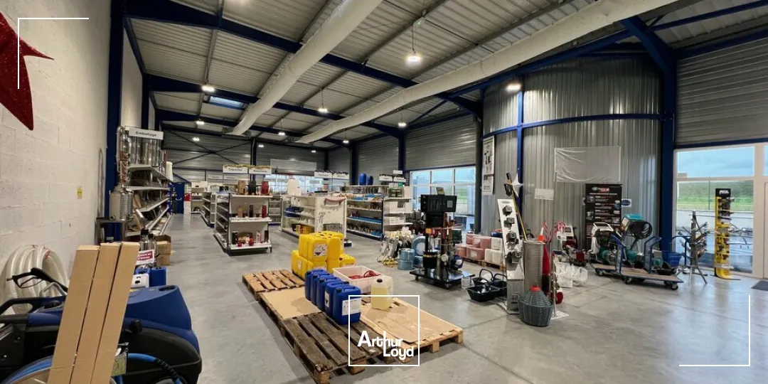 Bâtiment industriel avec bureaux et partie commerciale - ZA de Cognac Sud