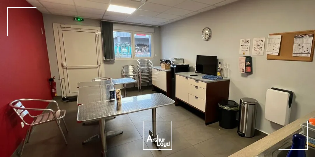 Bâtiment industriel avec bureaux et partie commerciale - ZA de Cognac Sud