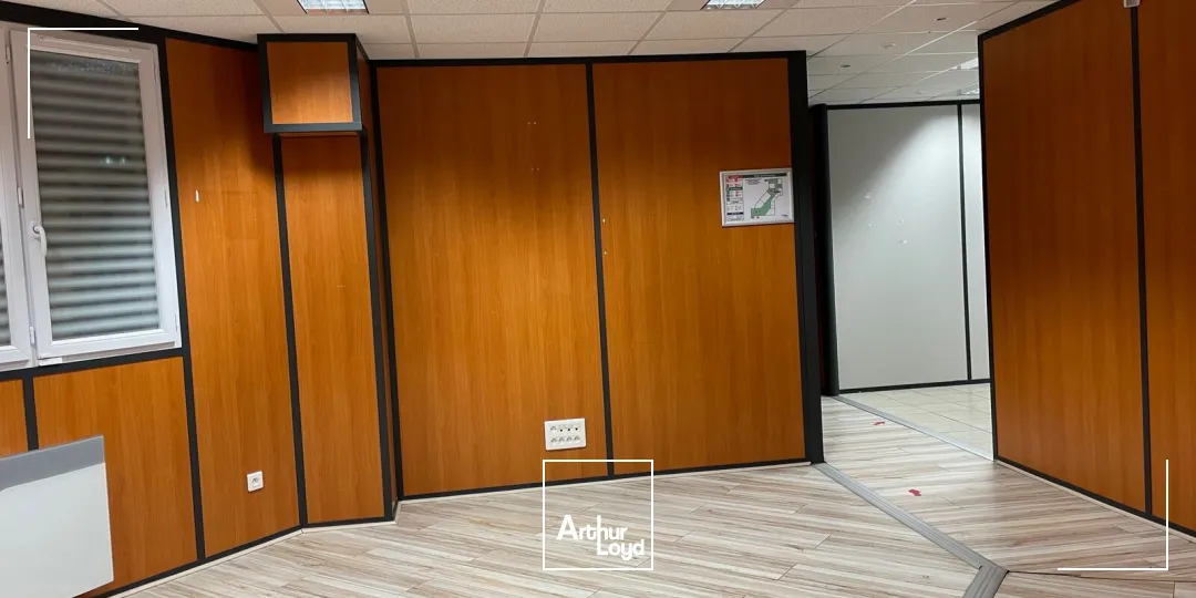 Bureaux à vendre d'une superficie de 135 m2 environ en rez-de-chaussée avec accès PMR à Soissons. Disponible immédiatement. 