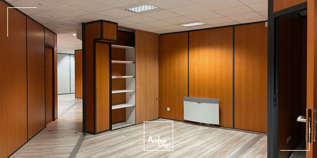 Bureaux à la location d'une superficie de 135 m2 environ en rez-de-chaussée avec accès PMR disponible immédiatement à Soissons.