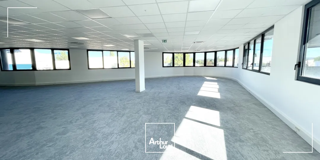 Rare à la location dans le Pôle d'activités: un immeuble neuf avec de belles prestations.