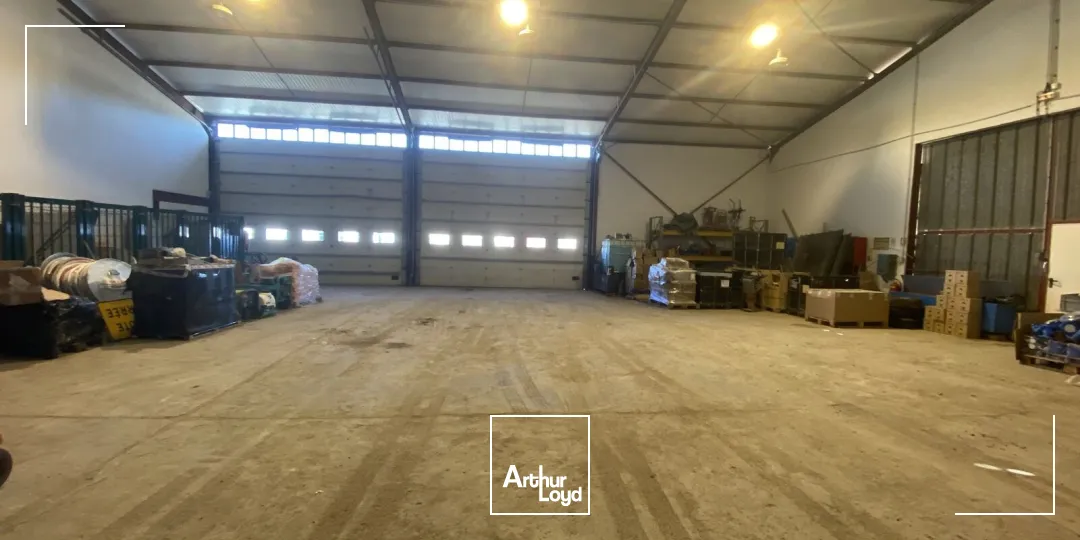 300m² de local d'activités sur 2600m² de terrain (ou 1300m²) à louer GRANS
